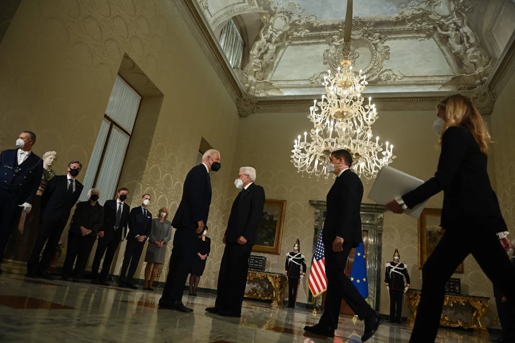 Prezydent Włoch Sergio Matarella wita prezydenta USA Joe Bidena na szczycie w Rzymie