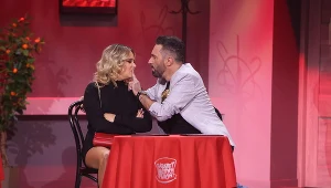 W skeczu "Sztuka podrywu" twócy Kabaretu Młodych Panów będą próbowali poderwać piękną blondynkę (Olga Łasak)