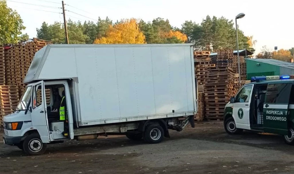 Pijany mężczyzna postanowił ukryć się w lesie. 