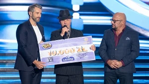 Tomasz Ciachorowski jako Leonard Cohen z czekiem na 10 tysięcy złotych