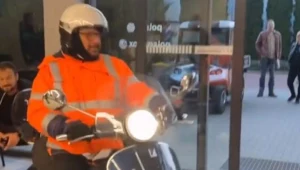 Piotr Gąsowski na skuterze w studiu przed programem "Twoja Twarz Brzmi Znajomo"