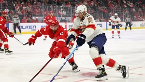 Aleksander Barkov (z prawej) dał zwycięstwo Florida Panthers w meczu z Detroit Red Wings