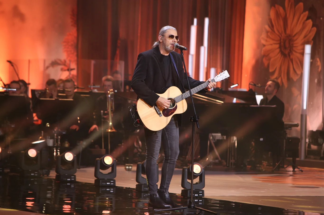 Na scenie Sebastian Riedel, syn legendarnego lidera zespołu Dżem - Ryśka Riedla.