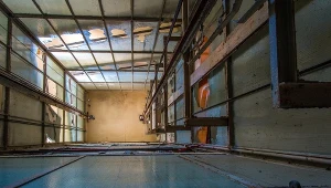 Mężczyzna wpadł do szybu windy; na miejscu pracują służby/zdj. ilustracyjne