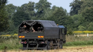 Wojskowa ciężarówka w strefie przy granicy z Białorusią; zdj. ilustracyjne 