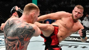 Marcin Tybura (z prawej) przegrał z Aleksandrem Wołkowem na UFC 267