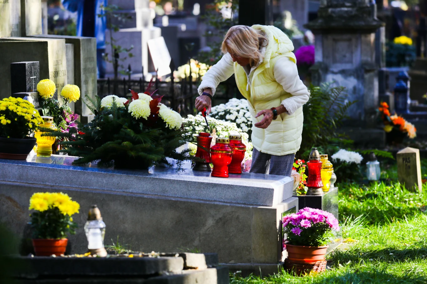 Nie tylko znicze i kwiaty. Oto dziwne przedmioty, które można zobaczyć na grobach Nie tylko znicze i kwiaty. Oto dziwne przedmioty, które można zobaczyć na grobach