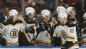 Charlie Coyle (nr 13) i spółka z Boston Bruins