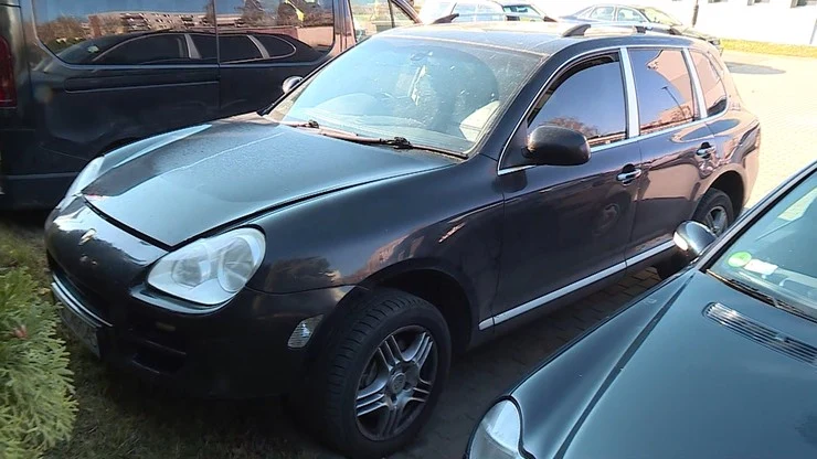 Porsche Cayenne podróżowało 11 Irakijczyków plus kierowca Porsche Cayenne podróżowało 11 Irakijczyków plus kierowca