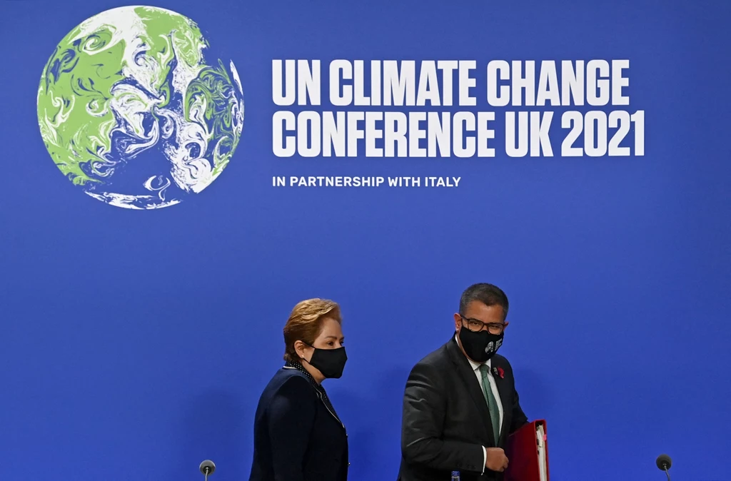 Patricia Espinosa, sekretarz ramowej konwencji Narodów Zjednoczonych w sprawie zmian klimatu, oraz Alok Sharma, przewodniczący COP26 na pierwszej konferencji prasowej szczytu