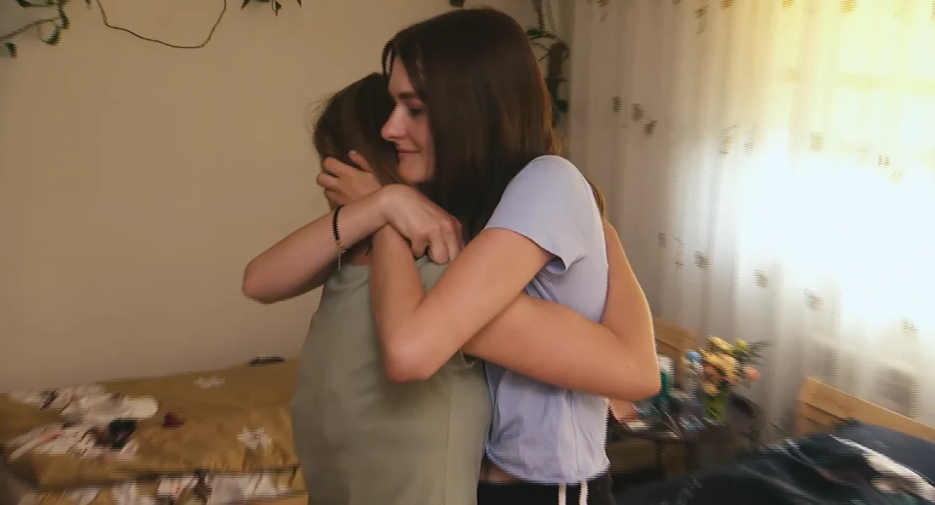 "Rolnik szuka żony 8": Asia żegna się z Izą (screen z 7. odcinka) "Rolnik szuka żony 8": Asia żegna się z Izą (screen z 7. odcinka)