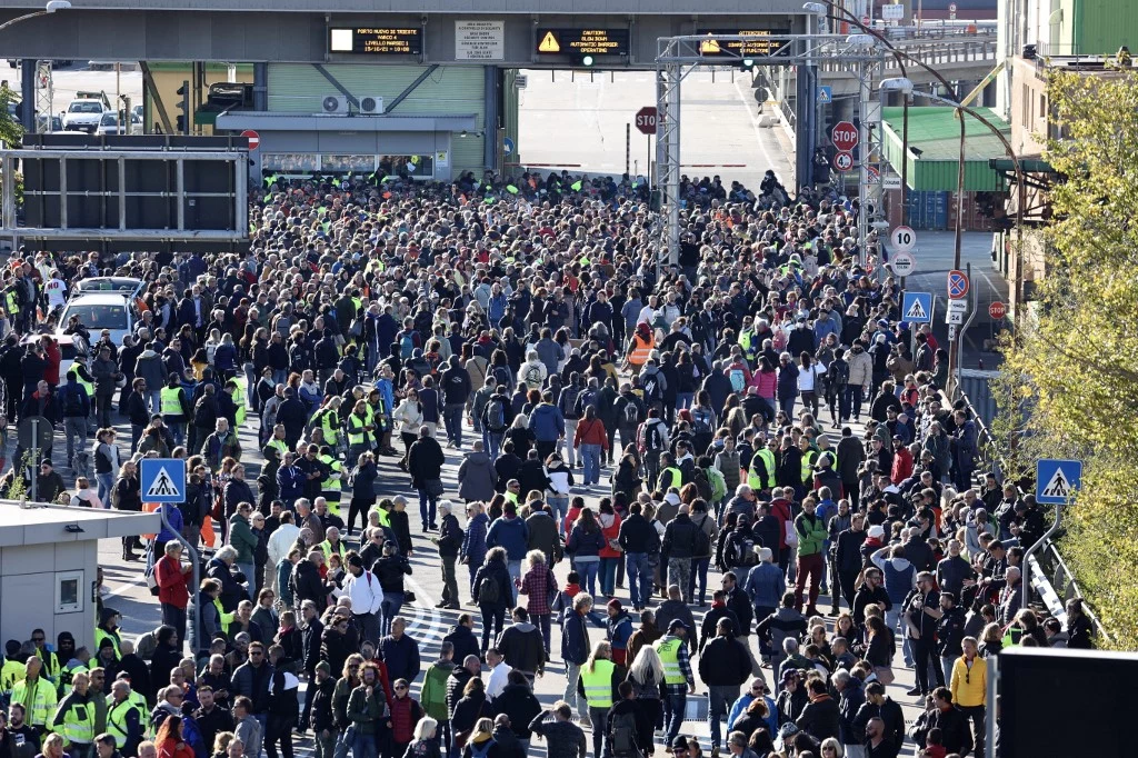 Protest przeciwko obowiązkowi przepustki COVID-19 w Trieście na północy Włoch Protest przeciwko obowiązkowi przepustki COVID-19 w Trieście na północy Włoch