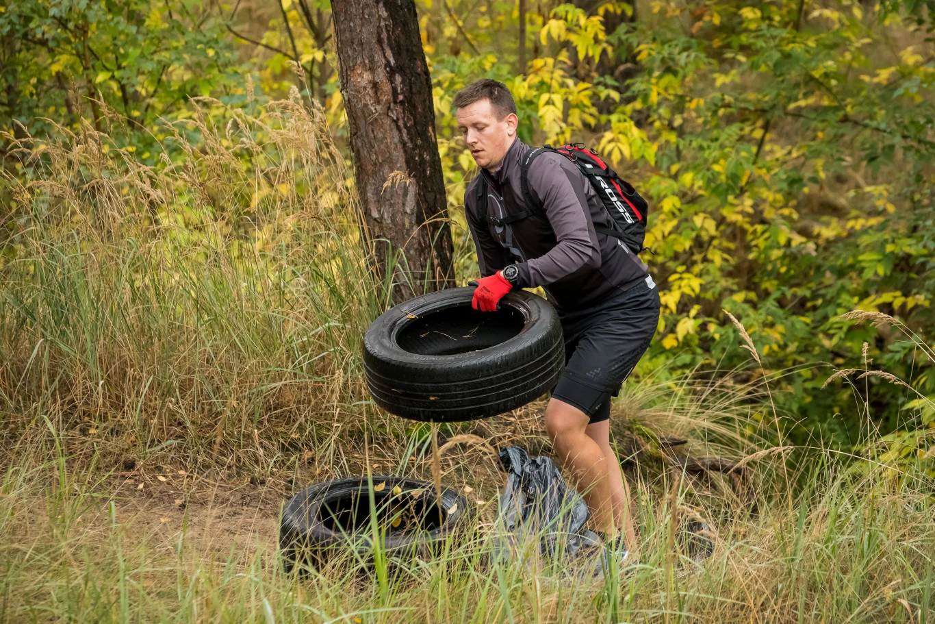 W polskich lasach często możemy natknąć się na wyrzucone opony