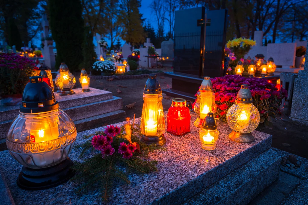 Z okazji Wszystkich Świętych Polacy masowo zapalają znicze na grobach bliskich
