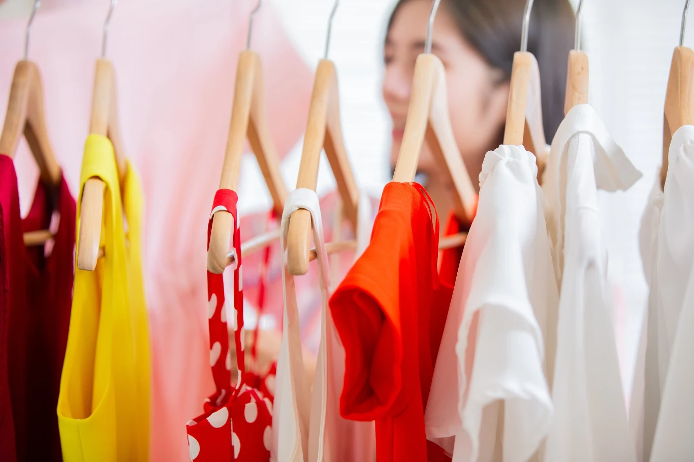 Kolor naszych ubrań ma znaczenie dla komarów - po jakie sięgać latem? Kolor naszych ubrań ma znaczenie dla komarów - po jakie sięgać latem?