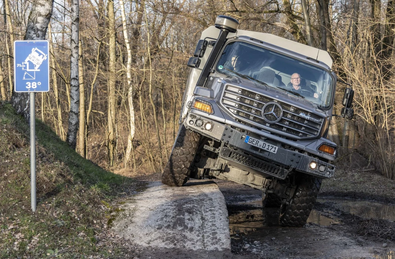 Mercedes Zetros. Takie auta ciągać będą lawety z czołgami 