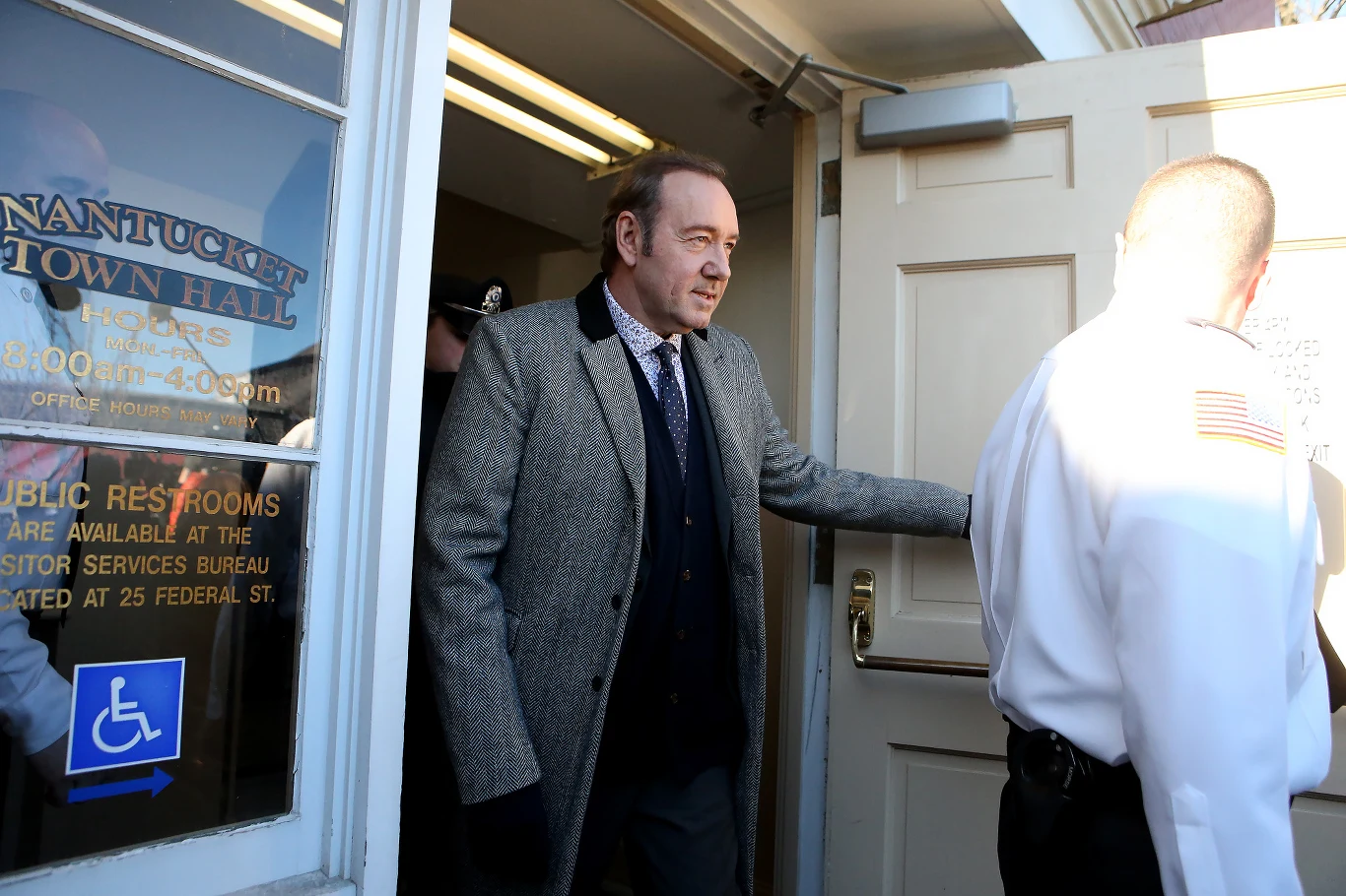 Kevin Spacey opusza sąd po postawieniu w stan oskarżenia (2019 rok) 