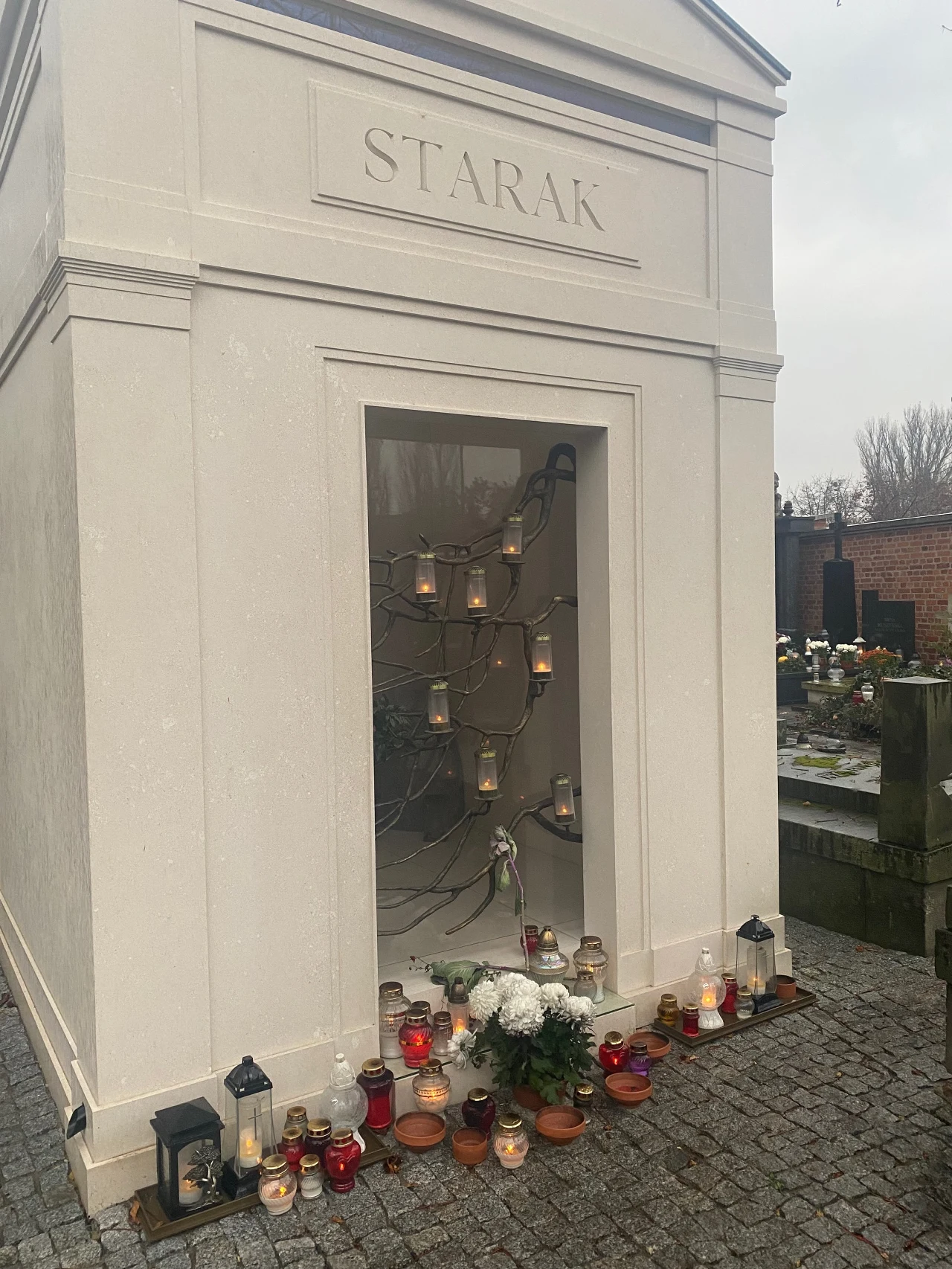 Tak wyglądał grób Piotra Woźniaka-Staraka 2 listopada 2021 roku Tak wyglądał grób Piotra Woźniaka-Staraka 2 listopada 2021 roku