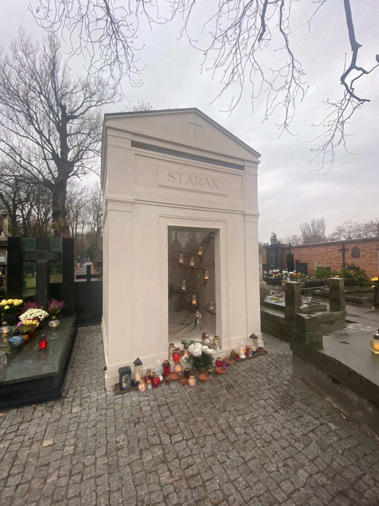 Tak wyglądał grób Piotra Woźniaka-Staraka 2 listopada 2021 roku Tak wyglądał grób Piotra Woźniaka-Staraka 2 listopada 2021 roku