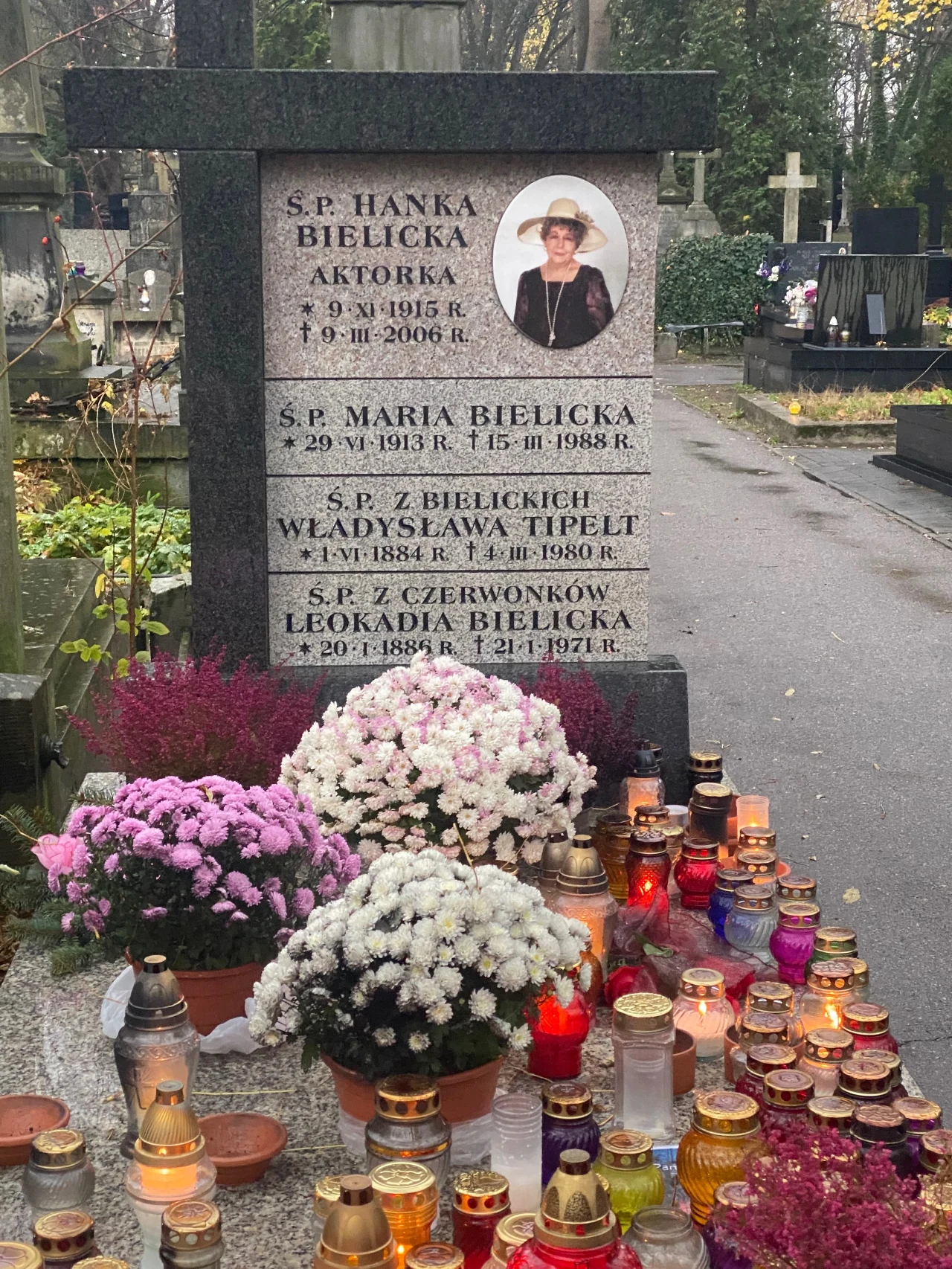 Tak wygląda grób Hanki Bielickiej 2 listopada 2021 Tak wygląda grób Hanki Bielickiej 2 listopada 2021