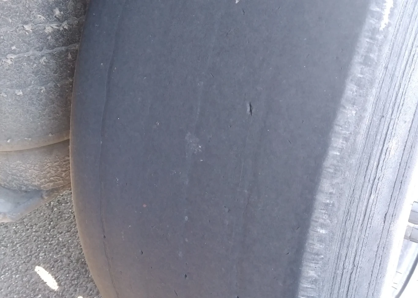 Opony naczepy były kompletnie zużyte. 