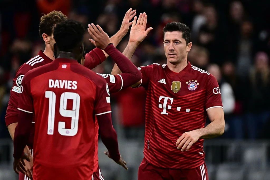 Robert Lewandowski odbiera gratulacje za gola strzelonego Benfice. Robert Lewandowski odbiera gratulacje za gola strzelonego Benfice.