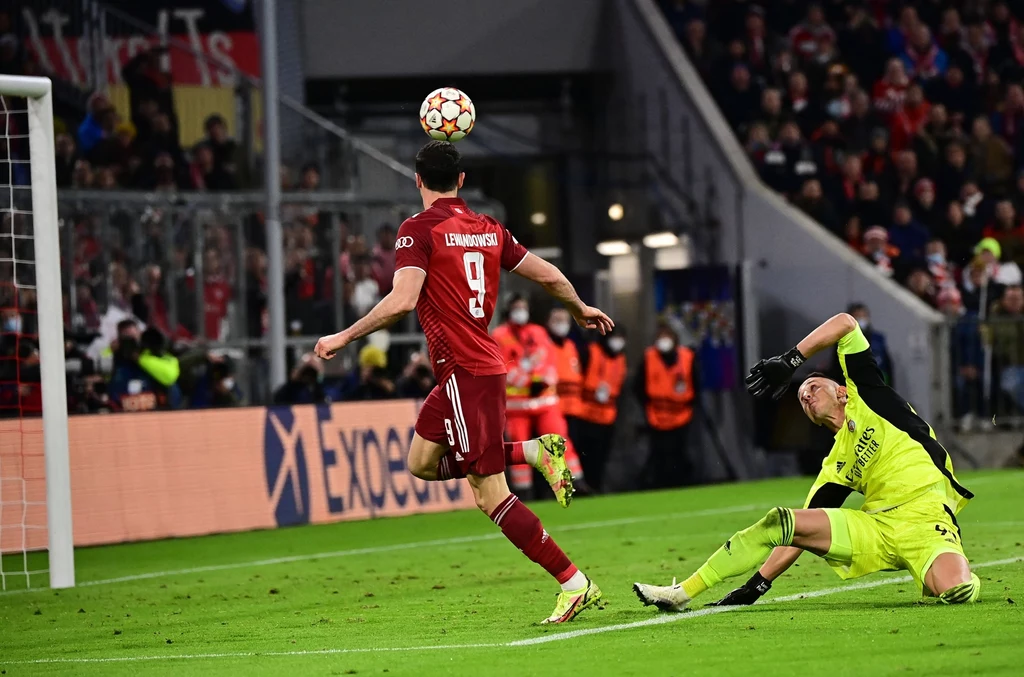 Robert Lewandowski pokonuje Odisseasa Vlachodimosa Robert Lewandowski pokonuje Odisseasa Vlachodimosa