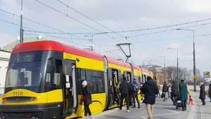 Czy można przejechać obok tramwaju, który ma przystanek na środku jezdni?