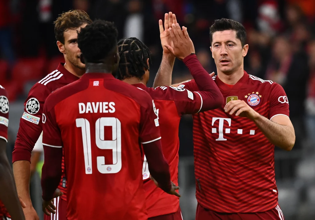 Robert Lewandowski świętujący kolejnego gola wraz z kolegami z drużyny Robert Lewandowski świętujący kolejnego gola wraz z kolegami z drużyny