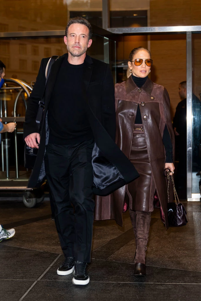 Jennifer Lopez i Ben Affleck w ciemnych stylizacjach 