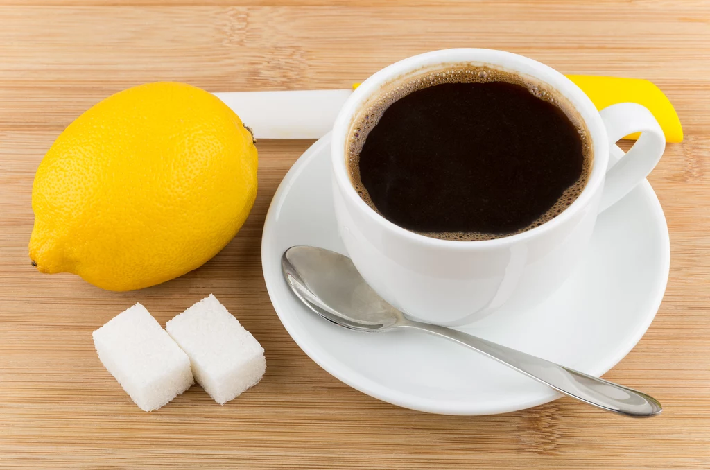 Kawa z cytryną zawiera witaminę C, która wzmacnia odporność