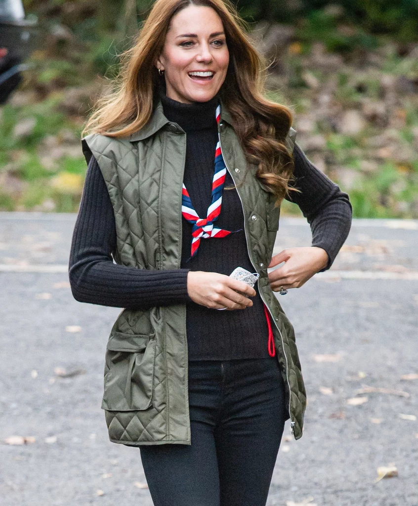 Ostatnio księżna Kate zachwyciła połączeniem prostego, czarnego golfu z kamizelką w kolorze khaki