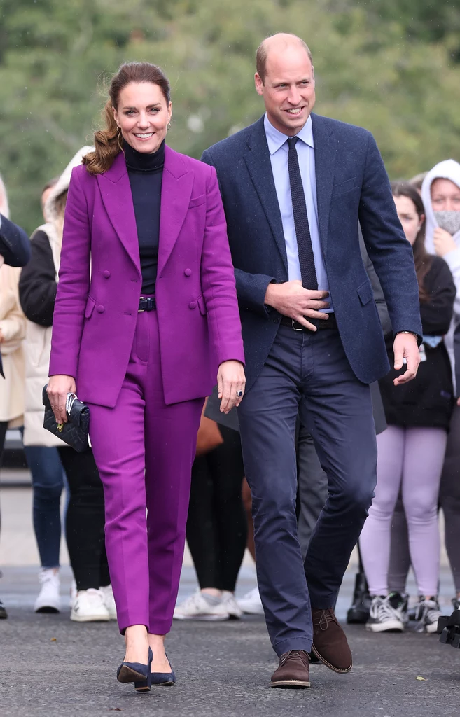 Księżna Kate uwielbia bawić się kolorami. Ten garnitur zwrócił uwagę zebranych 