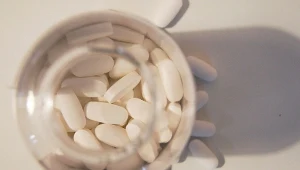 Molnupiravir ma być przyjmowany doustnie dwa razy dziennie przez pięć dni przez osoby, u których przebieg Covid-19 ma łagodną do umiarkowanej postaci, czyli nie wymagają hospitalizacji.