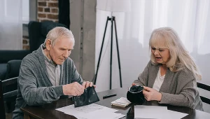 ZUS ostrzega seniorów. Emerytura dostarczona przez listonosza może się spóźnić, a niektórzy mogą nie dostać wcale.