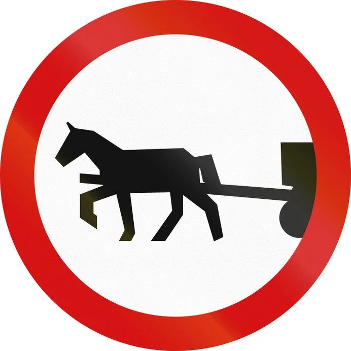 Znak zakazu B-8. Zakaz wjazdu pojazdów zaprzęgowych.