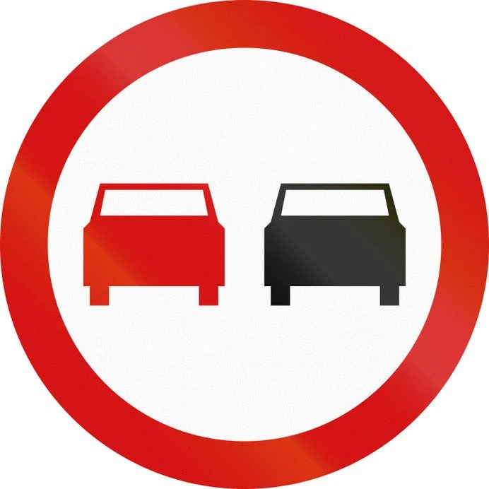 Znak zakazu B-25. Zakaz wyprzedzania. 