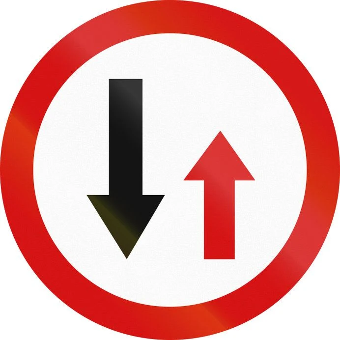 Znak B-31. Pierwszeństwo dla nadjeżdżających z przeciwka.