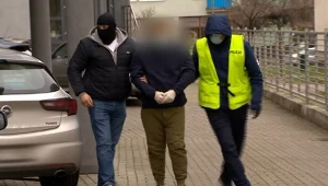 Zatrzymany 40-latek to mąż kobiety i ojciec dwóch dziewczynek - w wieku 7 i 9 lat, które zostały poszkodowane. 