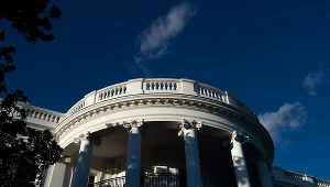 4 stycznia wejdzie w życie w USA obowiązek szczepień lub testów dla pracowników dużych firm. Nz. Biały Dom w Waszyngtonie