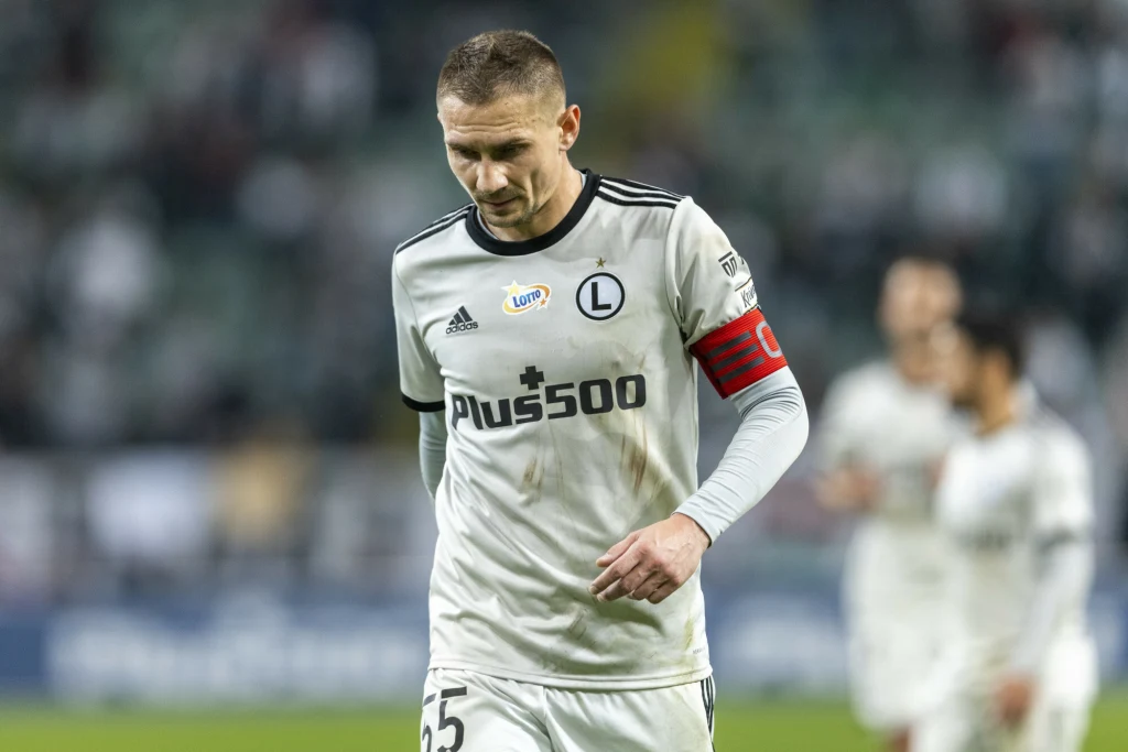 Piłka nożna. Mecz towarzyski: Legia Warszawa - Red Bull Salzburg. O której godzinie początek meczu? Gdzie oglądać? Transmisja w tv i stream online. Na zdjęciu Artur Jędrzejczyk (Legia)