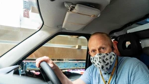 Na zdj. londyński taksówkarz. Wielu kierowców taksówek w Wielkiej Brytanii zrezygnowało z zawodu z powodu pandemii