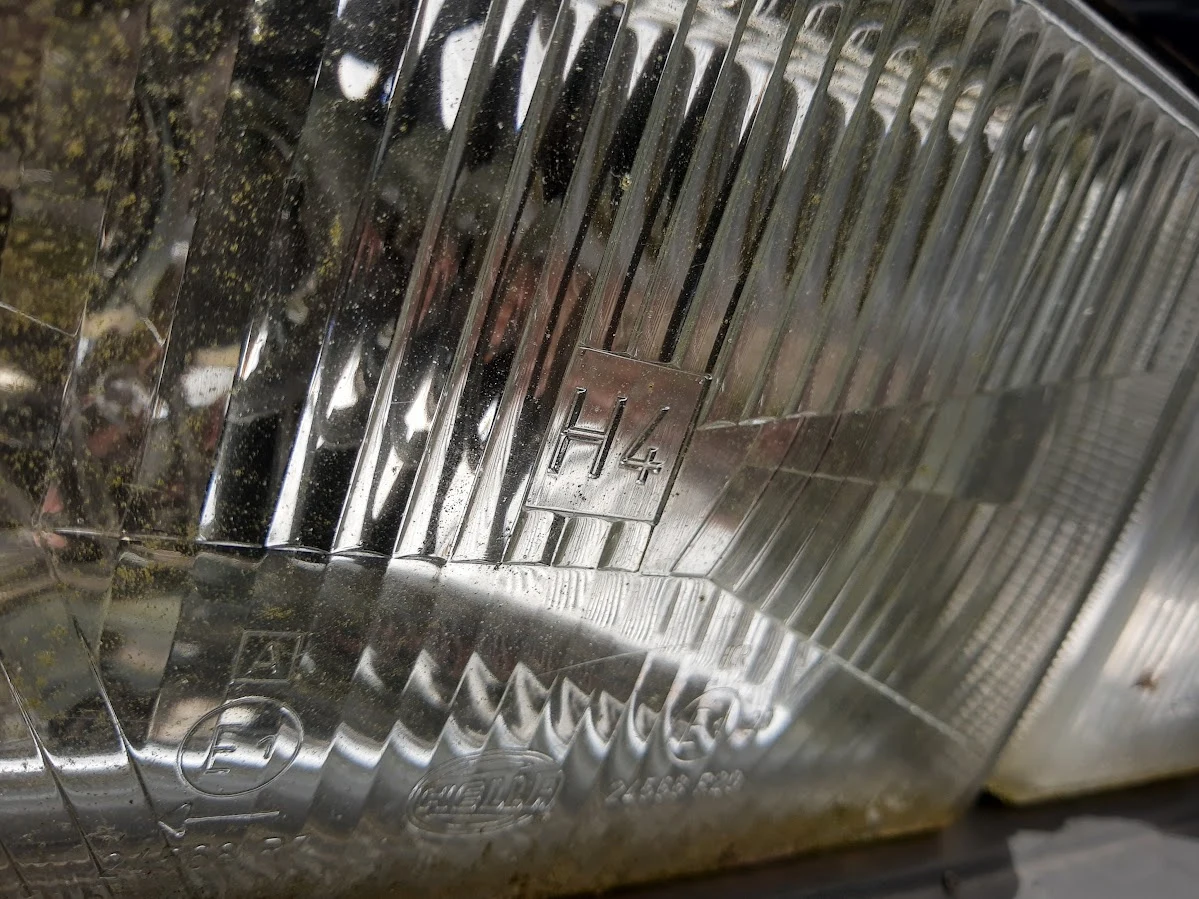 Szklane reflektory odeszły przez normy emisji spalin. Plastikowe klosze matowieją, ale mają niższą masę