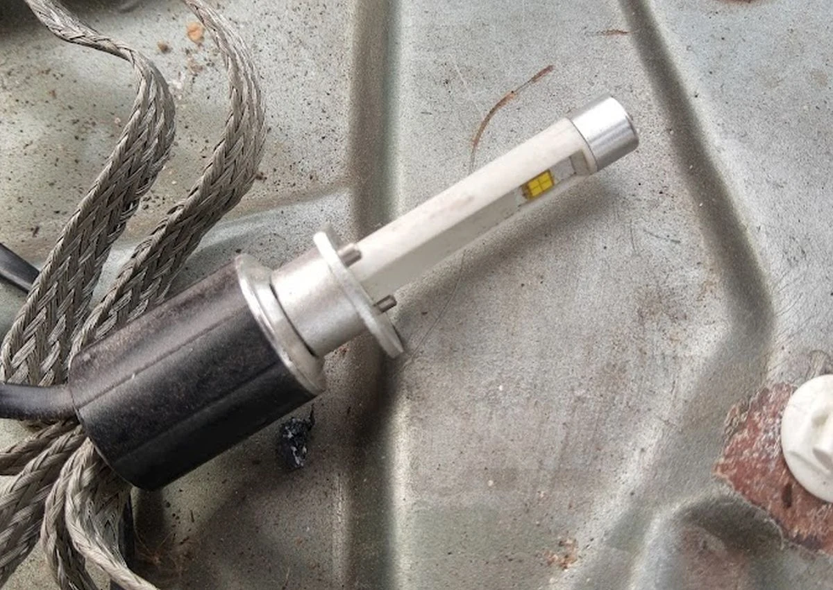 Stosowanie retrofitów, czyli żarówek LED, ma sporo zalet. Niestety - wciąż jest NIELEGALNE