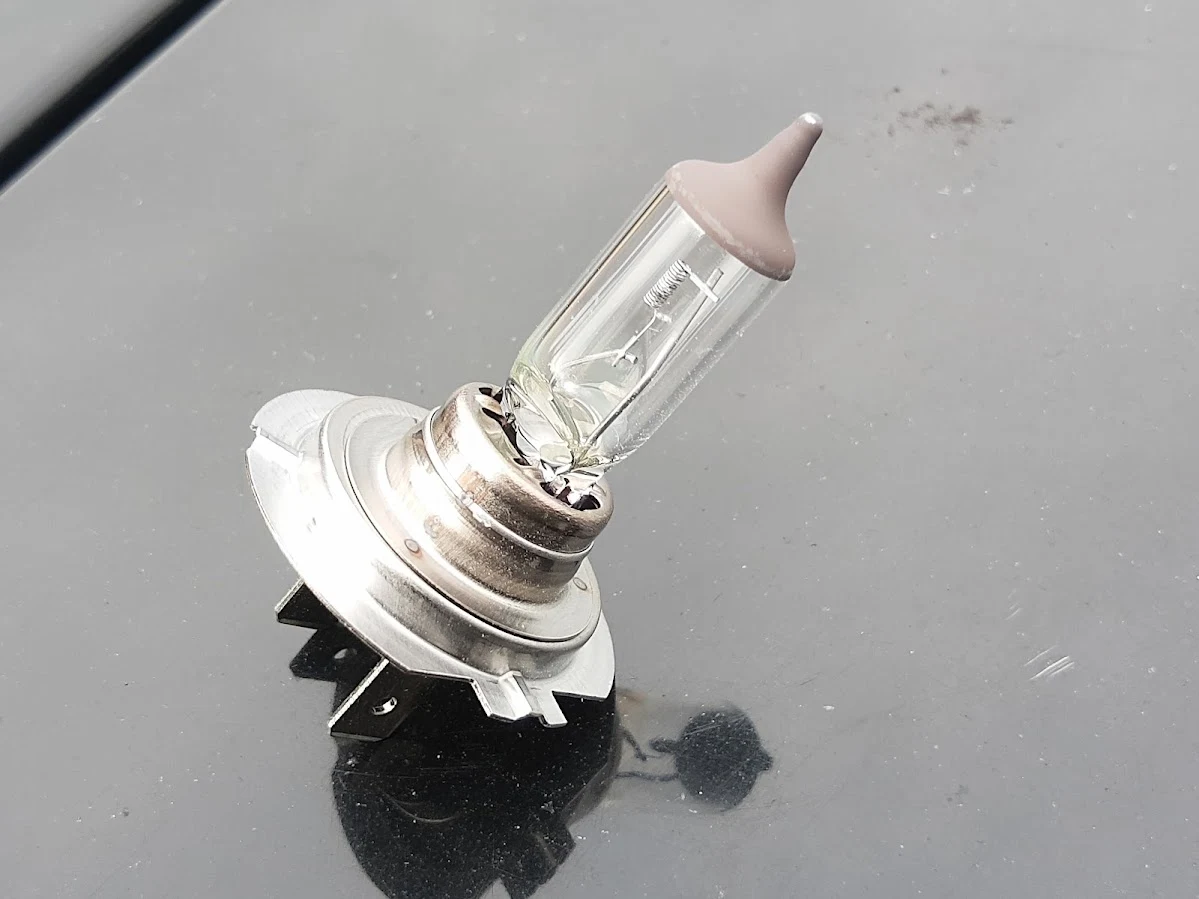 Dobrym rozwiązaniem są żarówki halogenowe o lepszych parametrach. Niestety więcej światła zawsze oznacza krótszą żywotność