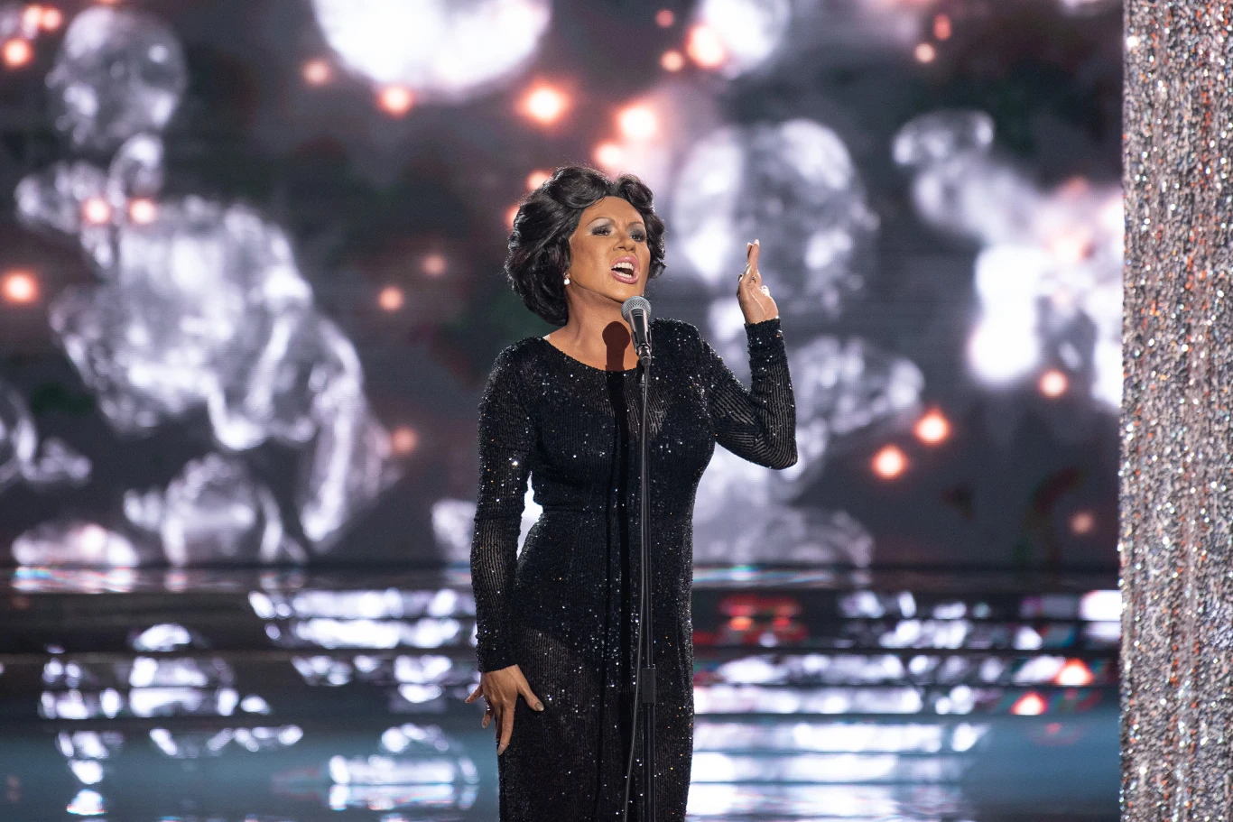 Katarzyna Łaska jako Shirley Bassey