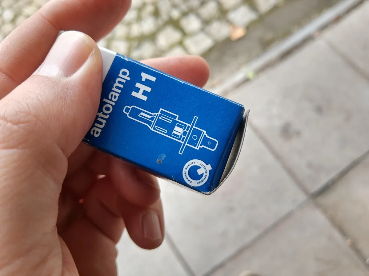 Jeśli regeneracja kloszy i nowe żarówki nie pomagają, problem leży najpewniej w odbłyśniku