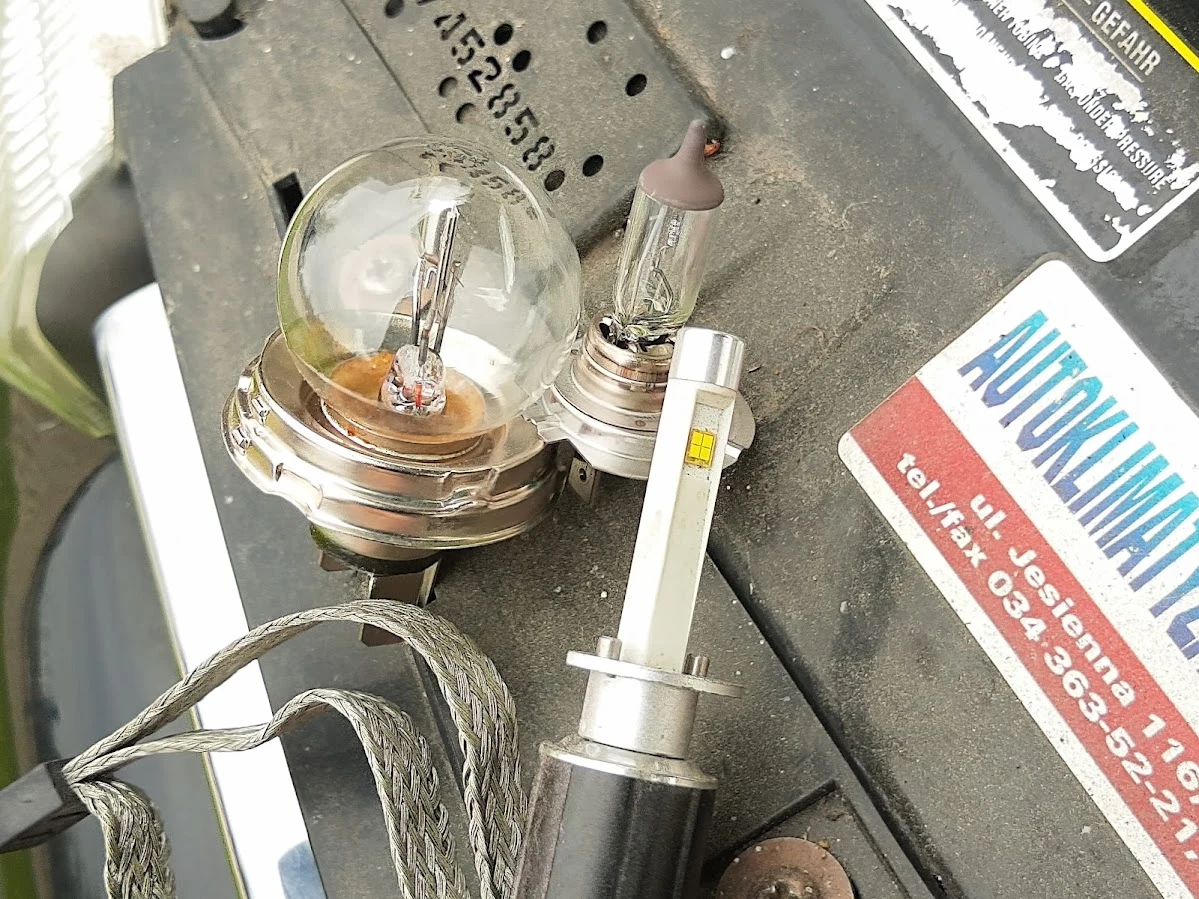 LEDy mają lepszy zasięg i większą żywotność niż żarówki halogenowe. Ale ich stosowanie jest nielegalne!