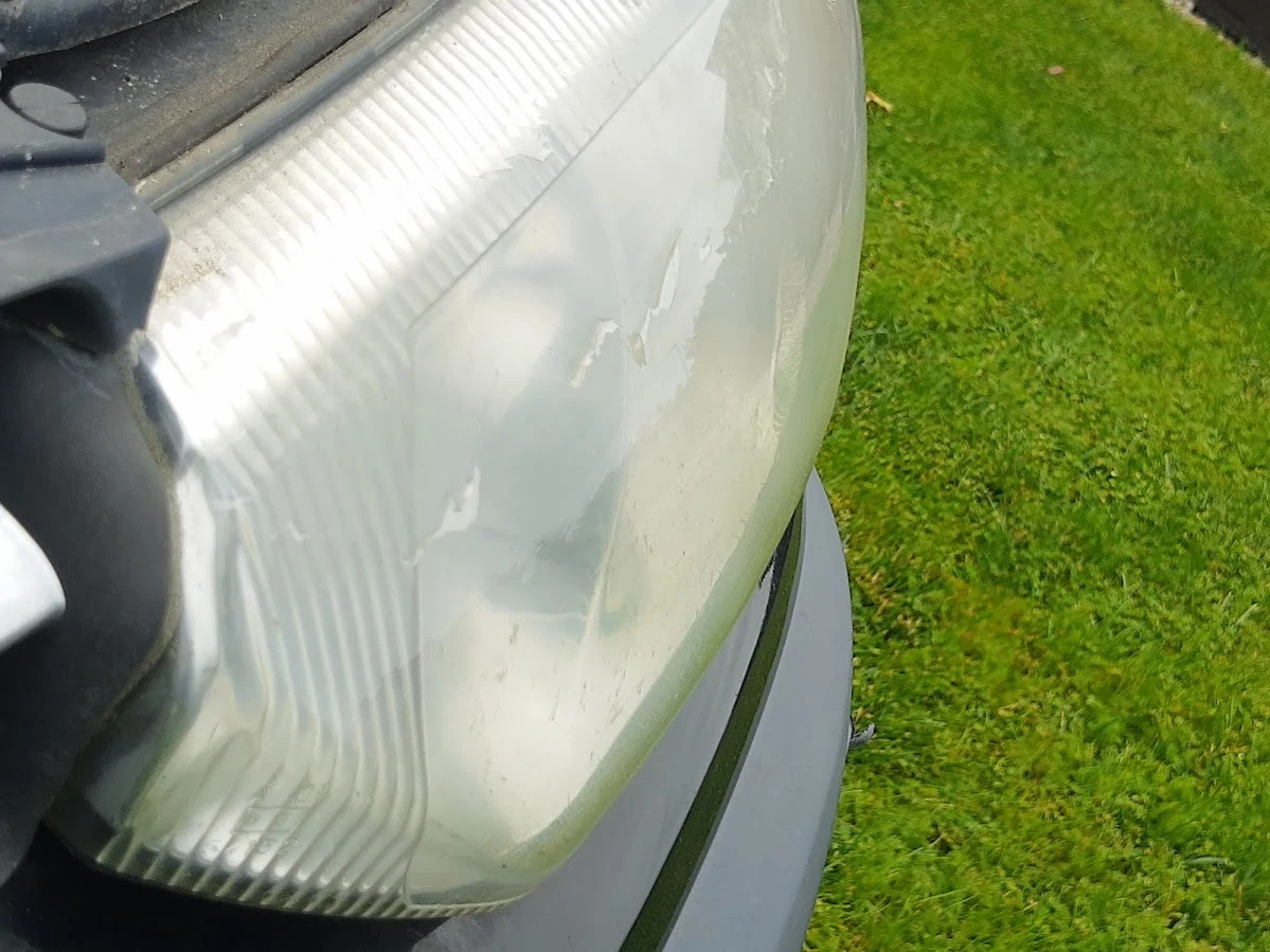 Zmatowiałe klosze to często niejedyny problem. Innym są wypalone odbłyśniki