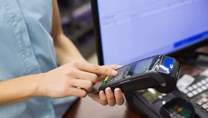 Ekran sprzedaje więcej niż sprzedawca przy kasie, badania nie kłamią (zdj. ilustracyjne)